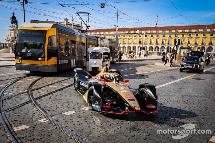 Antonio Felix Da Costa, piloto de DS TECHEETAH FE Team, celebra el campeonato de Fórmula E en Lisboa, Portugal