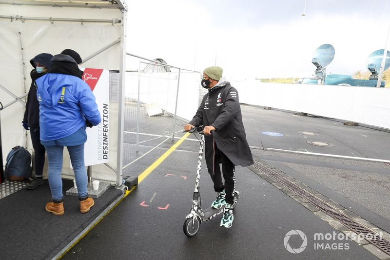 Lewis Hamilton, Mercedes-AMG F1, en un patinete