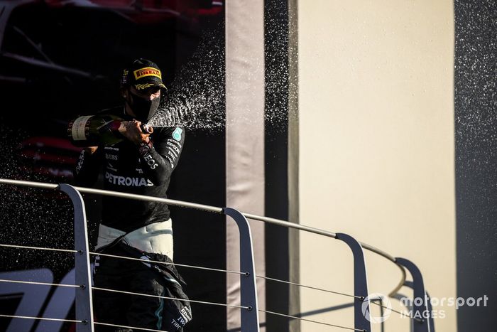 Podio: ganador Lewis Hamilton, Mercedes-AMG F1