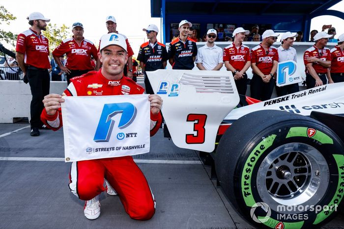 El ganador del premio NTT P1, Scott McLaughlin, del equipo Penske Chevrolet, celebra su pole position