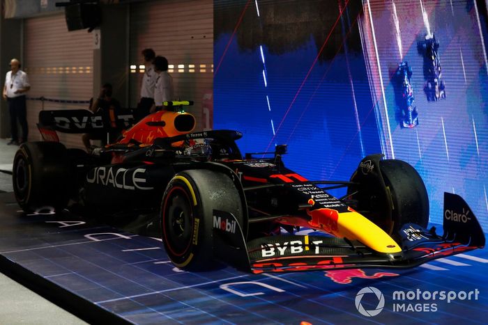 Sergio Pérez, Red Bull Racing RB18, 1ª posición, llega al Parc Ferme