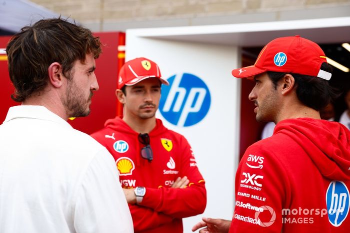Charles Leclerc, Scuderia Ferrari, Carlos Sainz, Scuderia Ferrari, charla con Paul Mescal