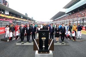  Los pilotos se ponen en pie para el himno nacional 