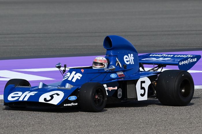Sir Jackie Stewart mengendarai Tyrrell 006 miliknya 