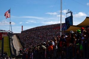 Una gran multitud llena las gradas