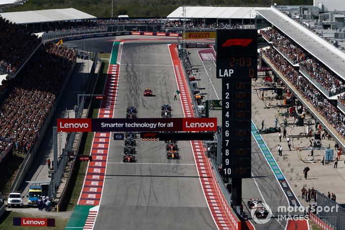 Charles Leclerc, Ferrari SF-23, Lando Norris, McLaren MCL60, se preparan para liderar la salida.