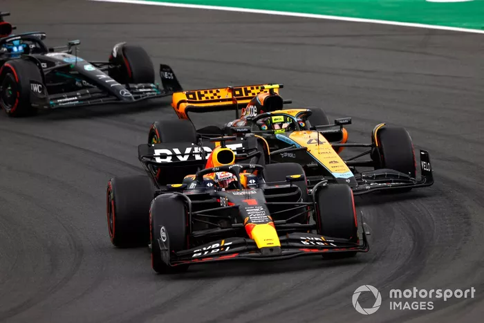 Max Verstappen, Red Bull Racing RB19, Lando Norris, McLaren MCL60, George Russell, Mercedes F1 W14