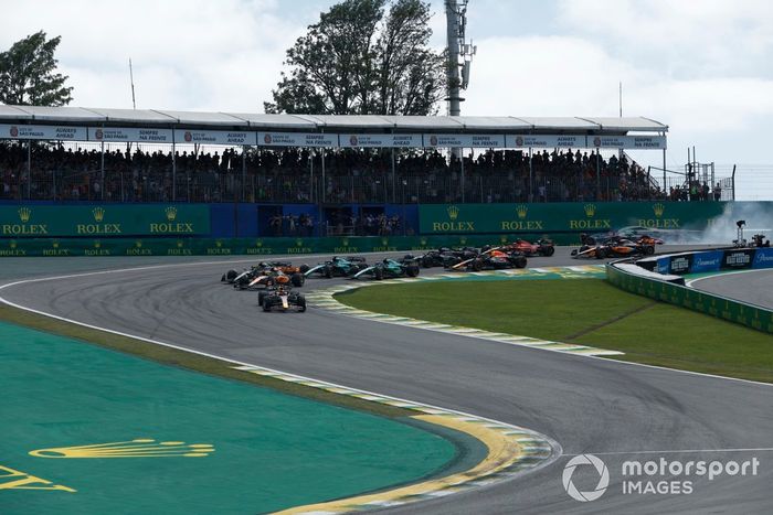 Max Verstappen, Red Bull Racing RB19, Lando Norris, McLaren MCL60, Lewis Hamilton, Mercedes F1 W14, Fernando Alonso, Aston Martin AMR23, Lance Stroll, Aston Martin AMR23, el resto de la parrilla en la salida mientras Kevin Magnussen, Haas VF-23, Alex Albo