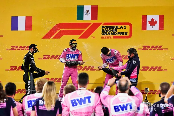 Podio: ganador de la carrera Sergio Pérez, Racing Point, segundo lugar Esteban Ocon, Renault F1, tercer lugar Lance Stroll, Racing Point, y Andy Stevenson, Director Deportivo, Racing Point