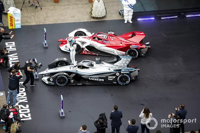 Ganador Nyck de Vries, Mercedes-Benz EQ, EQ Silver Arrow 02 celebra en Parc Ferme 