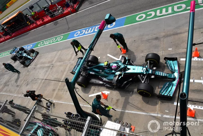 Sebastian Vettel, Aston Martin AMR21, y Lance Stroll, Aston Martin AMR21