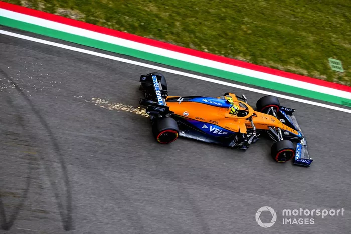 Lando Norris, McLaren MCL35M sacando chispas