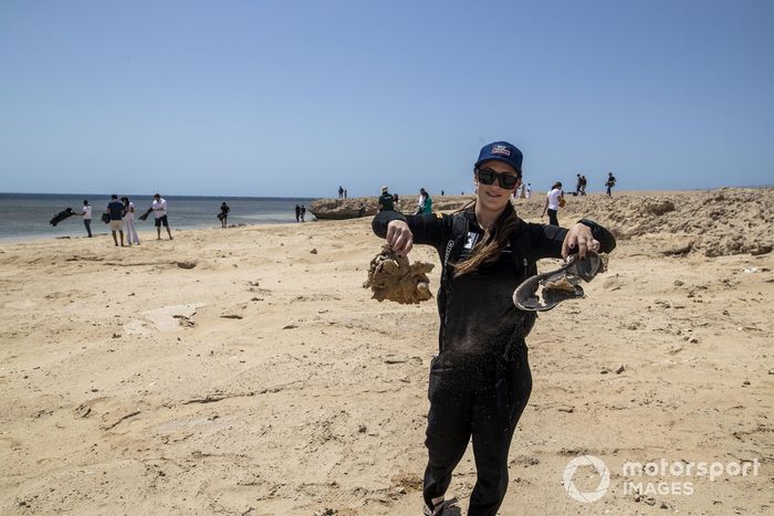 Sara Price, Segi TV Chip Ganassi Racing, recoge basura en la playa