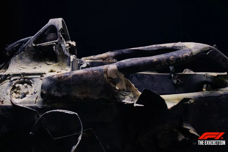 Exposition de la monoplace de Romain Grosjean après l'accident du GP de Bahreïn 2020