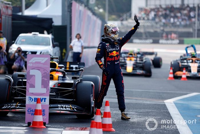 Max Verstappen, de Red Bull Racing, celebra en Parc Ferme tras conseguir la pole