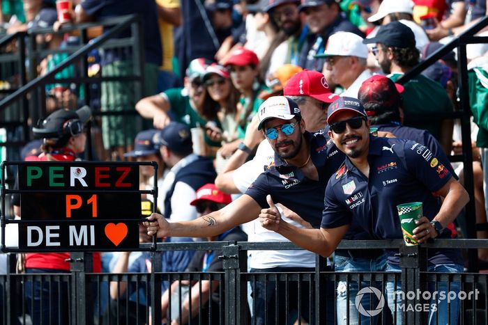 Los fans de Sergio Pérez, de Red Bull Racing, celebran