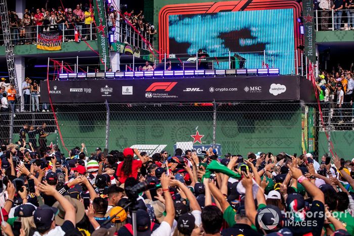 DJ Garrix actúa en la ceremonia del podio