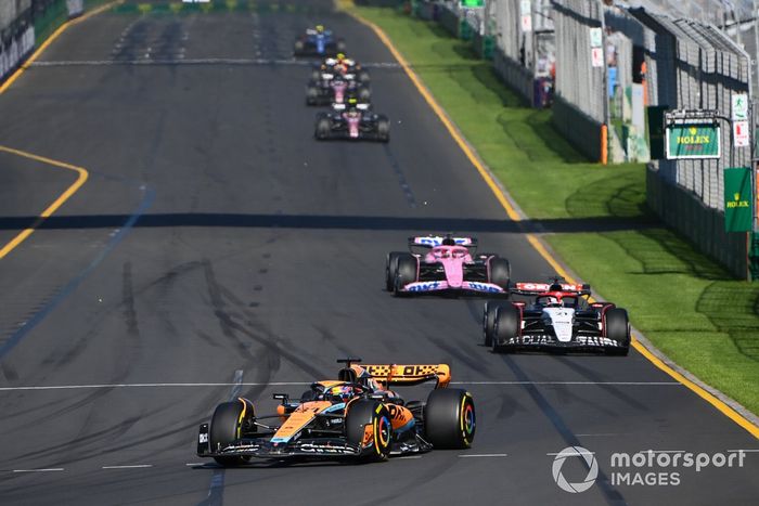 Oscar Piastri, McLaren MCL60, Nyck de Vries, AlphaTauri AT04, Esteban Ocon, Alpine A523