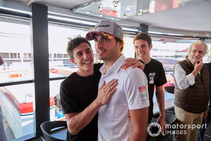 Los pilotos de MotoGP Alex y Marc Márquez con Carlos Sainz Jr, McLaren