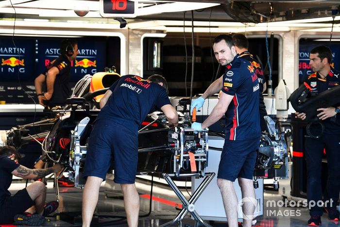 Mecánicos trabajando en la parte delantera del Red Bull Racing RB15