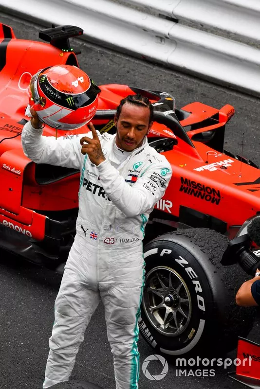 Il vincitore della gara Lewis Hamilton, Mercedes AMG F1, festeggia nel parco chiuso