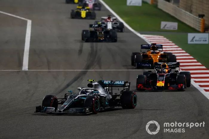 Valtteri Bottas, Mercedes AMG W10, Max Verstappen, Red Bull Racing RB15, y Carlos Sainz Jr., McLaren MCL34