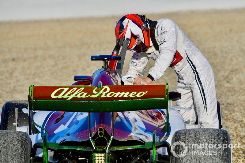 Kimi Raikkonen, Alfa Romeo Racing C38, hace trompo