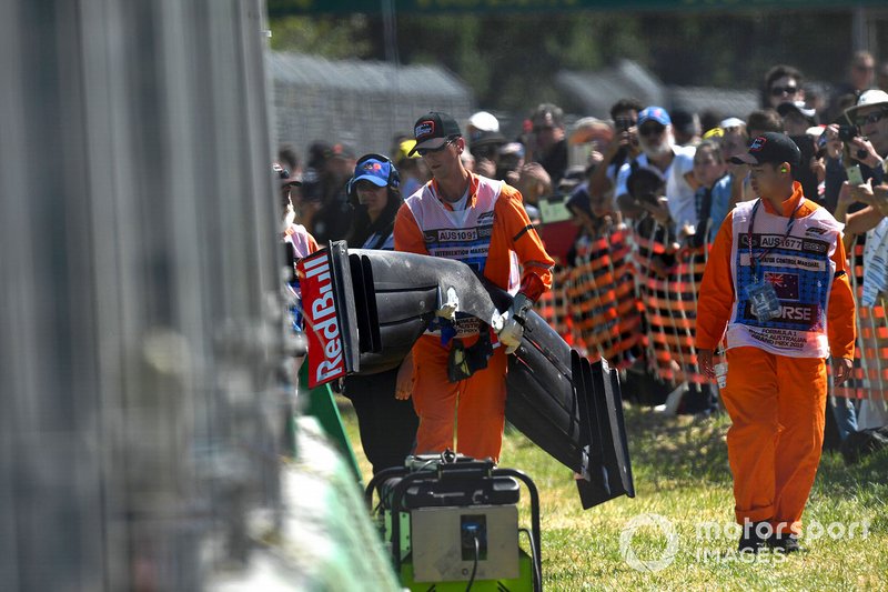 Marshals remove front wing debris from the car of Alexander Albon, Toro Rosso STR14