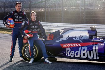 Alexander Albon, Scuderia Toro Rosso STR14 and Daniil Kvyat, Toro Roso STR14