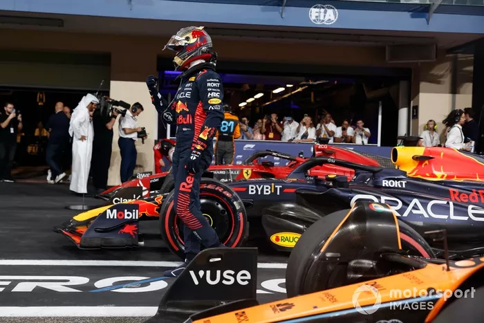 El hombre de la pole Max Verstappen, Red Bull Racing, llega al Parc Ferme
