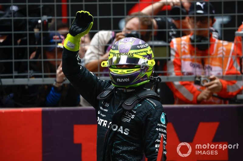 Lewis Hamilton, Mercedes-AMG F1 Team, 2° posizione, festeggia dopo la volata