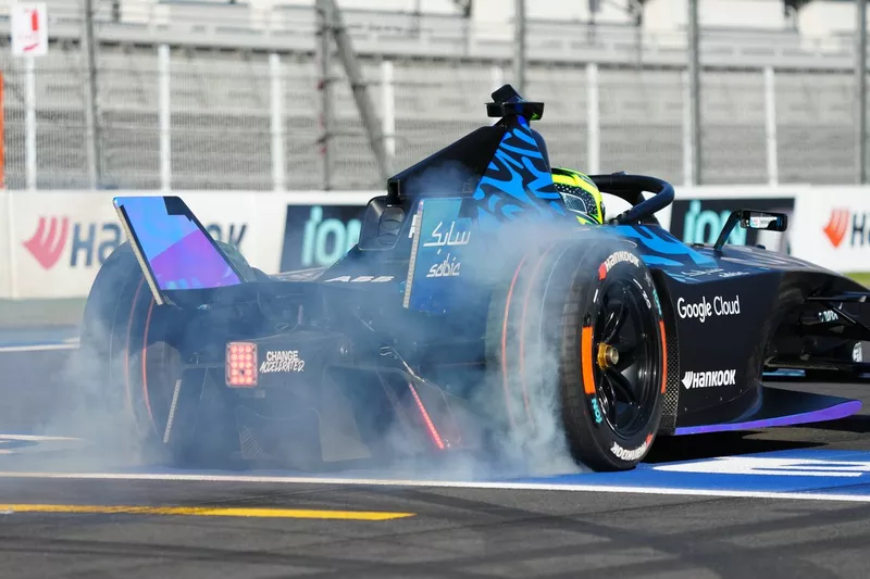 Usain Bolt au volant de la Formule E GENBETA
