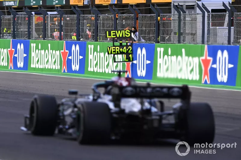 Lewis Hamilton, Mercedes W12, sorpassa la pit board