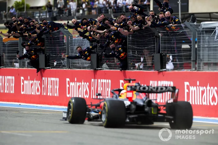 Max Verstappen, Red Bull Racing RB16B, 1° classificato, taglia il traguardo per la gioia della sua squadra al muretto dei box