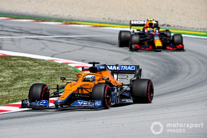 Daniel Ricciardo, McLaren MCL35M, Sergio Perez, Red Bull Racing RB16B