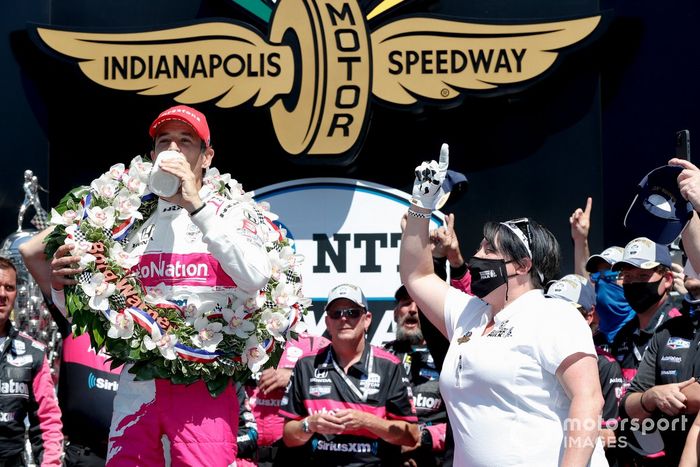 Ganador de la carrera Helio Castroneves, Meyer Shank Racing Honda celebran