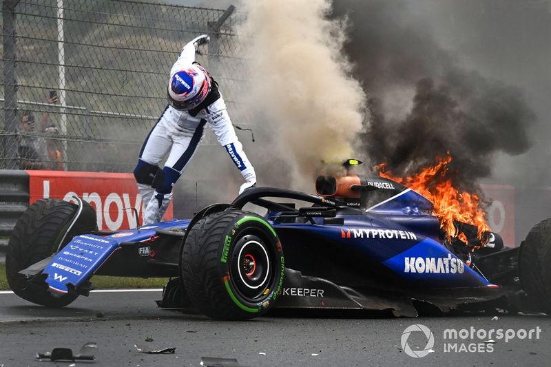 Logan Sargeant, Williams FW46, salta de su coche tras un accidente