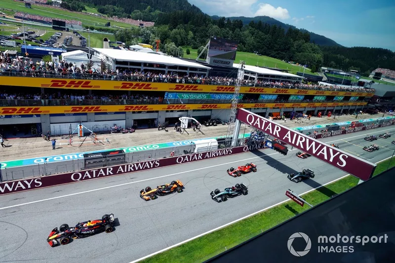 Max Verstappen, Red Bull Racing RB20, Lando Norris, McLaren MCL38, George Russell, Mercedes F1 W15, Carlos Sainz, Ferrari SF-24, le reste du peloton parti au départ.