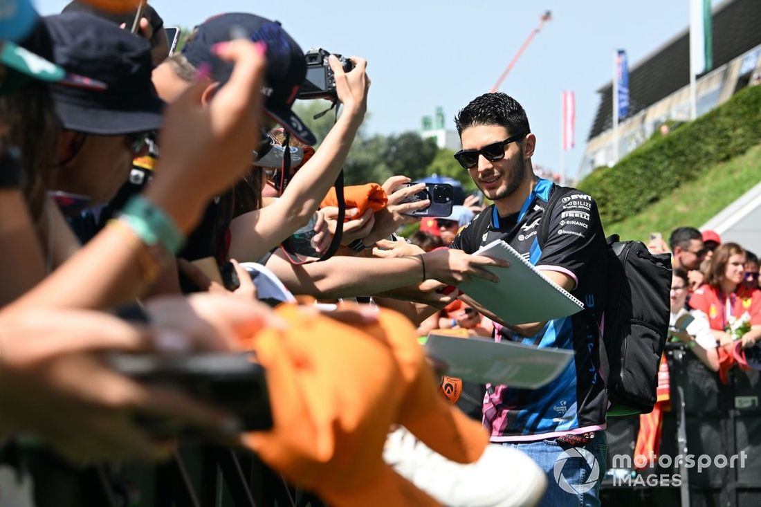 Esteban Ocon, Alpine F1 Team, podpisuje autografy dla fanów