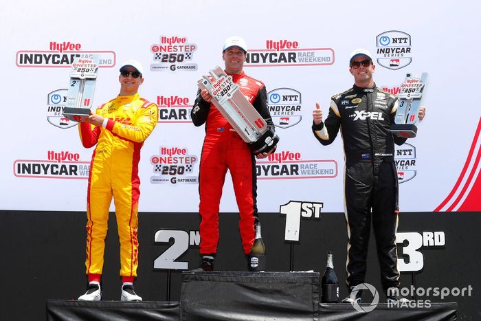 Will Power, Team Penske Chevrolet, Alex Palou, Chip Ganassi Racing Honda, Scott McLaughlin, Team Penske Chevrolet celebran en el podio