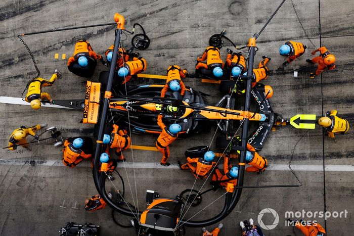 Lando Norris, McLaren MCL60, hace una parada en boxes