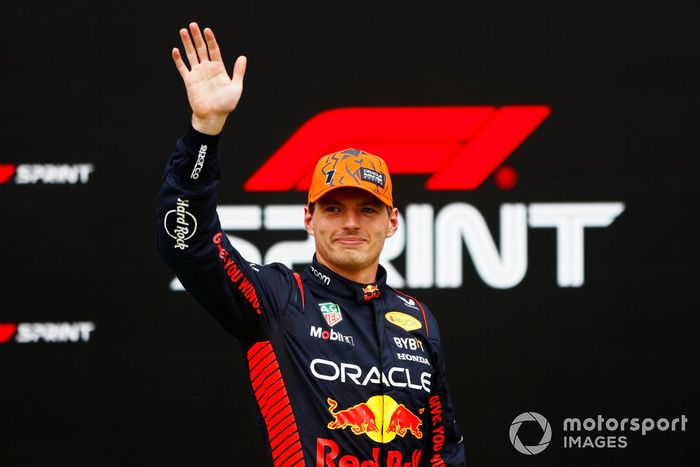 Max Verstappen, Red Bull Racing, da un pulgar hacia arriba después de ganar la tanda de Sprint