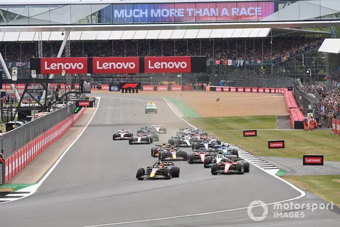 Max Verstappen, Red Bull Racing RB18, mientras se produce un accidente en el que están implicados George Russell, Mercedes W13, Zhou Guanyu, Alfa Romeo C42, Alex Albon, Williams FW44, Esteban Ocon, Alpine A522, Yuki Tsunoda, AlphaTauri AT03