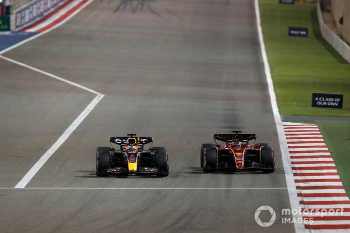 Max Verstappen, Red Bull Racing RB18, lucha con Charles Leclerc, Ferrari F1-75