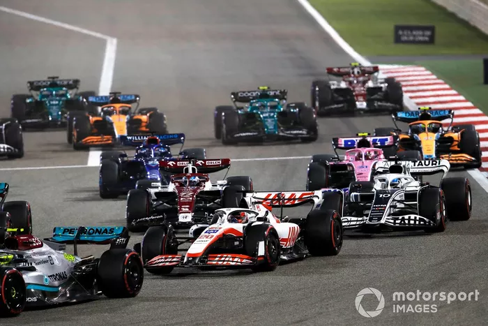 Primera curva Lewis Hamilton, Mercedes W13, Kevin Magnussen, Haas VF-22, Pierre Gasly, AlphaTauri AT03, Valtteri Bottas, Alfa Romeo C42