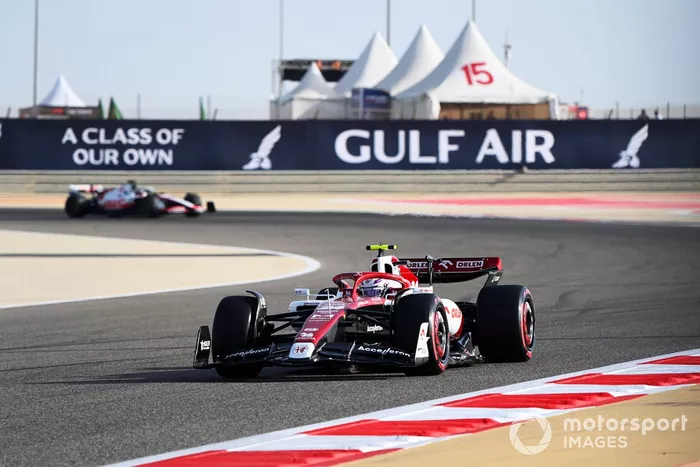 Guanyu Zhou, Alfa Romeo C42, Kevin Magnussen, Haas VF-22