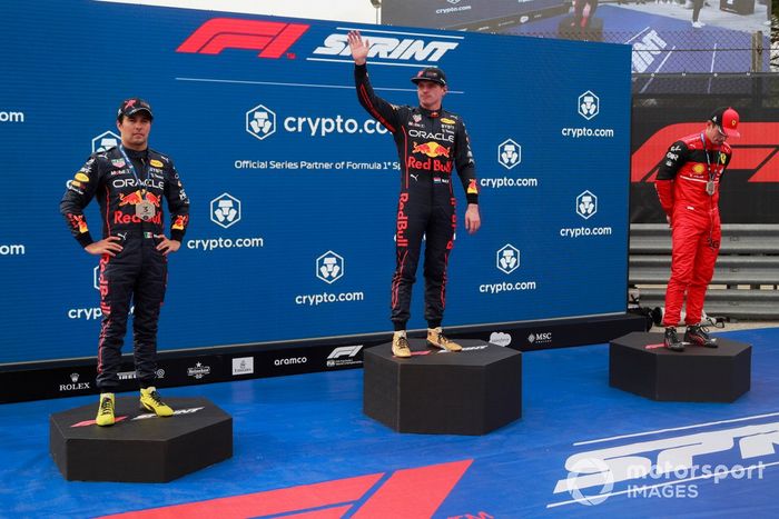Sergio Pérez, Red Bull Racing, 3ª posición, Max Verstappen, Red Bull Racing, 1ª posición, Charles Leclerc, Ferrari, 2ª posición, en el podio de la Carrera Sprint