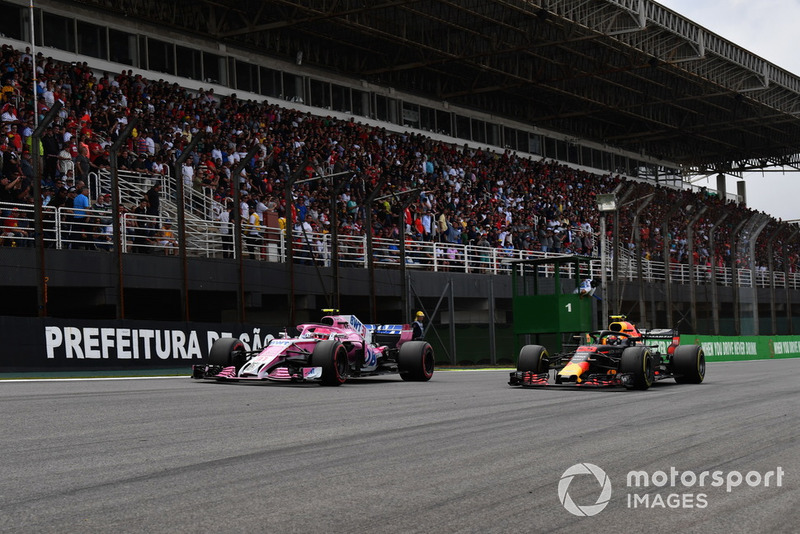 Esteban Ocon, Racing Point Force India VJM11 and Max Verstappen, Red Bull Racing RB14 battle