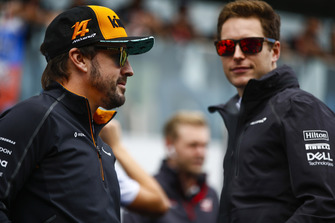 Stoffel Vandoorne, McLaren, et Fernando Alonso, McLaren, lors de la parade des pilotes