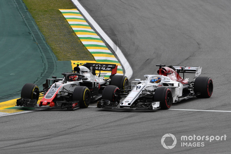 Kevin Magnussen, Haas F1 Team VF-18 and Marcus Ericsson, Sauber C37 battle